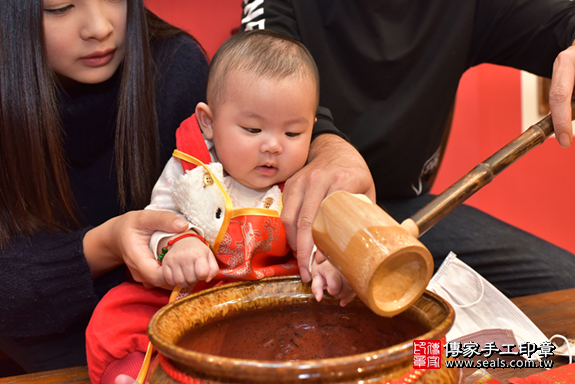 台中市北區張寶寶古禮收涎:寶寶淨手儀式：寶寶淨手象徵洗淨，把不好的去掉，洗滌身心靈。照片2