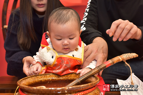 台中市北區張寶寶古禮收涎:寶寶淨手儀式：寶寶淨手象徵洗淨，把不好的去掉，洗滌身心靈。照片3