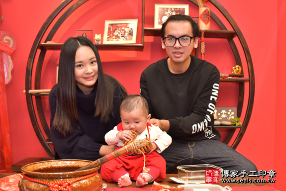 台中市北區張寶寶古禮收涎祝福活動:為寶寶戴上收涎餅乾。照片2