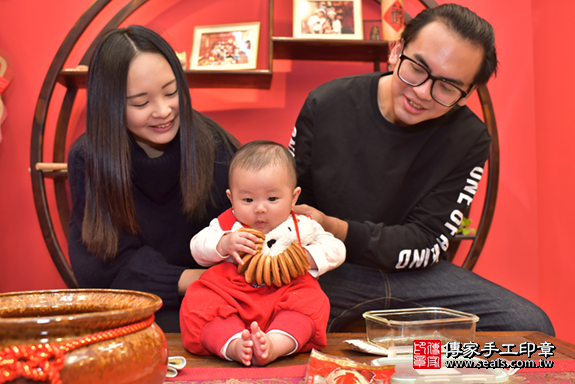 台中市北區張寶寶古禮收涎祝福活動:為寶寶戴上收涎餅乾。照片3