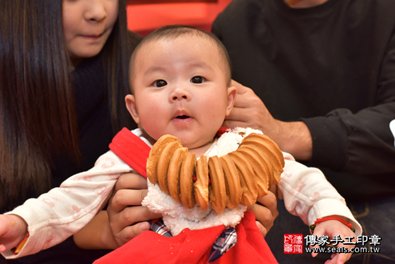 台中市北區張寶寶古禮收涎祝福活動:為寶寶戴上收涎餅乾。照片4