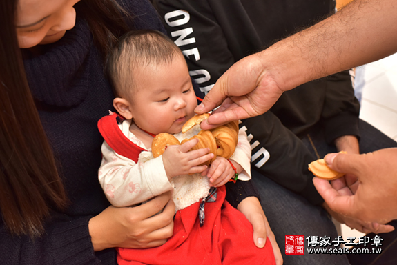 台中市北區張寶寶古禮收涎祝福活動:為寶寶戴上收涎餅乾。照片5