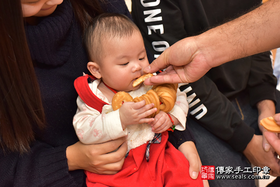 台中市北區張寶寶古禮收涎祝福活動:為寶寶戴上收涎餅乾。照片6