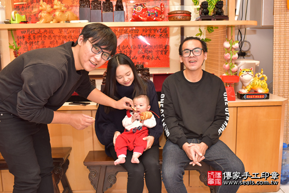 台中市北區張寶寶古禮收涎祝福活動:收涎過程拍照。照片1