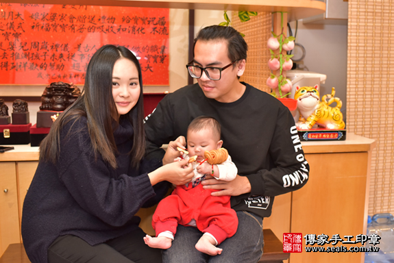 台中市北區張寶寶古禮收涎祝福活動:收涎過程拍照。照片2