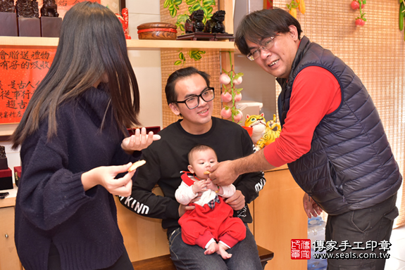 台中市北區張寶寶古禮收涎祝福活動:收涎過程拍照。照片3