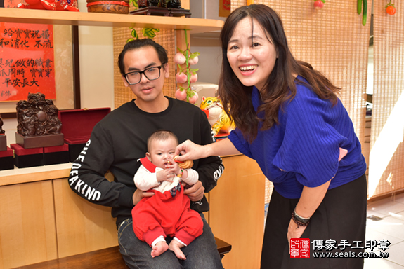 台中市北區張寶寶古禮收涎祝福活動:收涎過程拍照。照片4