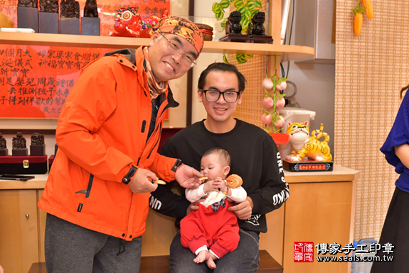 台中市北區張寶寶古禮收涎祝福活動:收涎過程拍照。照片5