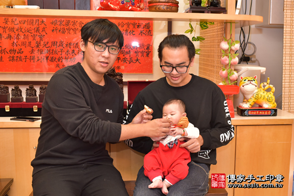台中市北區張寶寶古禮收涎祝福活動:收涎過程拍照。照片6