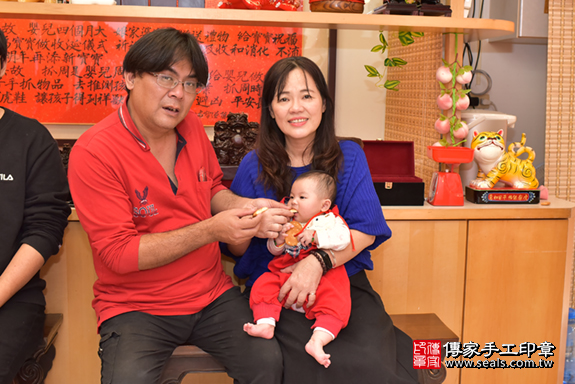 台中市北區張寶寶古禮收涎祝福活動:收涎過程拍照。照片9
