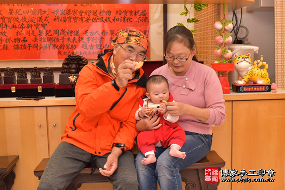 台中市北區張寶寶古禮收涎祝福活動:收涎過程拍照。照片10