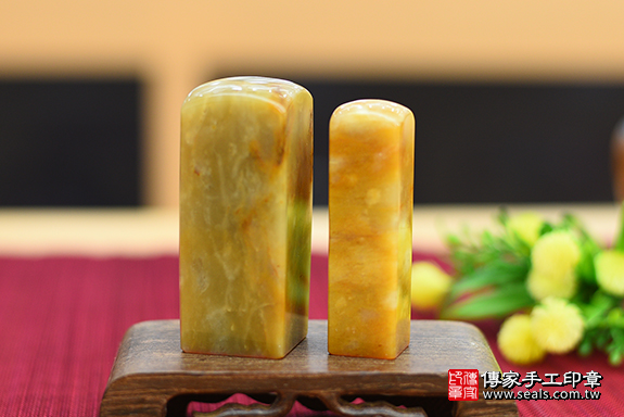 全手工噴砂印章：新疆黃玉公司大小印章實際成品、印章作品分享、新疆黃玉印章材質介紹。（公司大小印章、肚臍章、肚臍印章，公司大小印章，一圓一方）傳家手工印章台北店。2020.07.11
