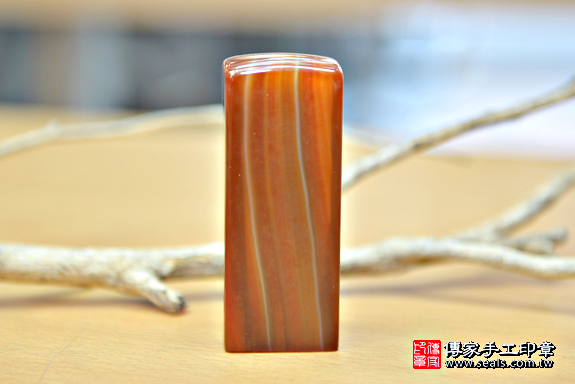 全手工噴砂印章：染色紅瑪瑙公司大小印章實際成品、染色紅瑪瑙印章材質介紹。（公司章、公司印章、負責人印章，一圓一方）傳家手工印章台中店。2020.04.15照片3