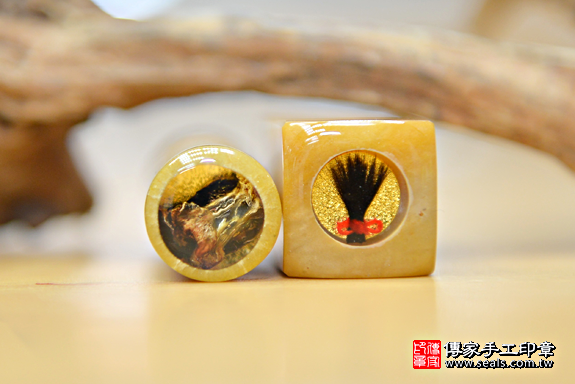 全手工噴砂印章:新疆黃玉臍帶章實際成品、印章作品分享、新疆黃玉印章材質介紹。(臍帶印章、肚臍章、肚臍印章,胎毛印章,一圓一方,傳家印章台中店。2020.04.21照片3 全手工噴砂印章:新疆黃玉臍帶章實際成品、印章作品分享、新疆黃玉印章材質介紹。(臍帶印章、肚臍章、肚臍印章,胎毛印章,一圓一方,傳家印章台中店。2020.04.21照片3