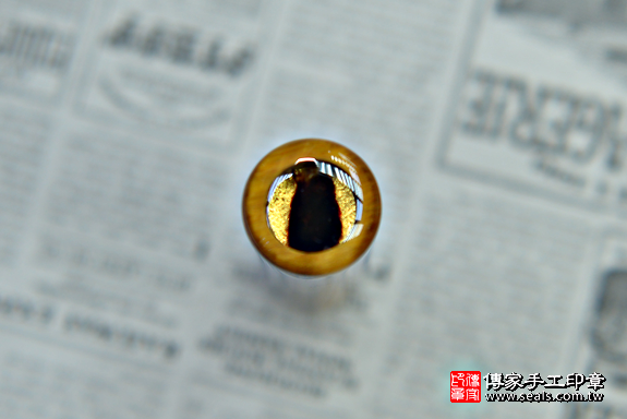 全手工噴砂印章:黃虎眼臍帶章實際成品、印章作品分享、黃虎眼印章材質介紹。(臍帶印章、肚臍章、肚臍印章,胎毛印章,一圓一方,傳家印章台中店。2020.05.03照片824.png 全手工噴砂印章:黃虎眼臍帶章實際成品、印章作品分享、黃虎眼印章材質介紹。(臍帶印章、肚臍章、肚臍印章,胎毛印章,一圓一方,傳家印章台中店。2020.05.03照片824.png