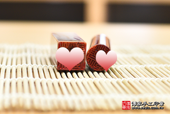 全手工噴砂印章:木化石臍髮印章實際成品、印章作品分享、木化石印章材質介紹。(臍髮印章、肚臍章、肚臍印章,臍髮印章,一圓一方)傳家手工印章桃園店。2020.10.07 全手工噴砂印章:木化石臍髮印章實際成品、印章作品分享、木化石印章材質介紹。(臍髮印章、肚臍章、肚臍印章,臍髮印章,一圓一方)傳家手工印章桃園店。2020.10.07