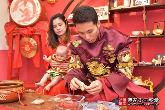 台中市北區楓寶寶古禮收涎祝福活動:為寶寶戴上收涎餅乾。照片1