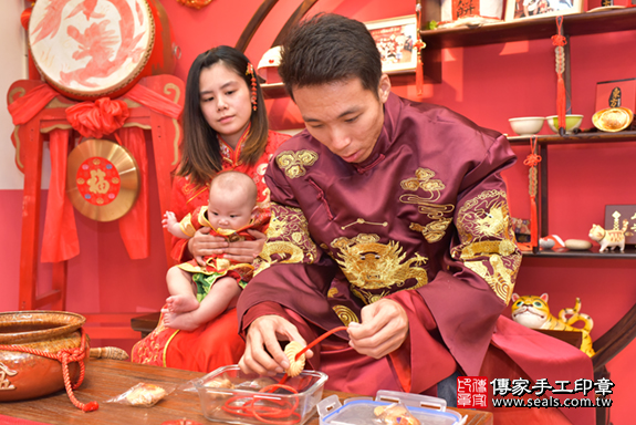 台中市北區楓寶寶古禮收涎祝福活動:為寶寶戴上收涎餅乾。照片2