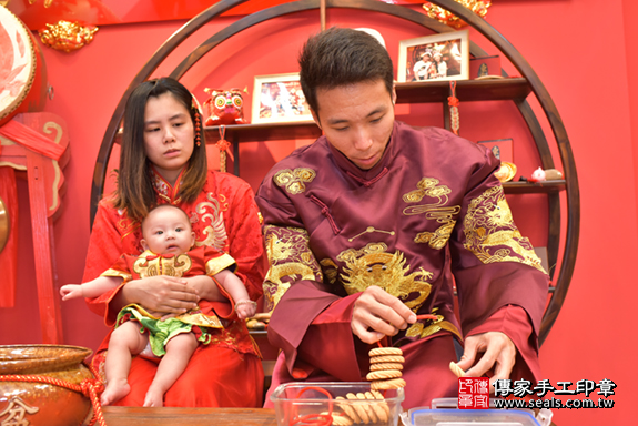 台中市北區楓寶寶古禮收涎祝福活動:為寶寶戴上收涎餅乾。照片3