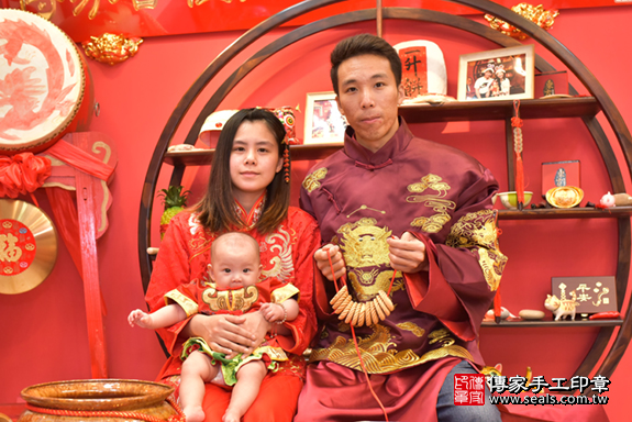 台中市北區楓寶寶古禮收涎祝福活動:為寶寶戴上收涎餅乾。照片4