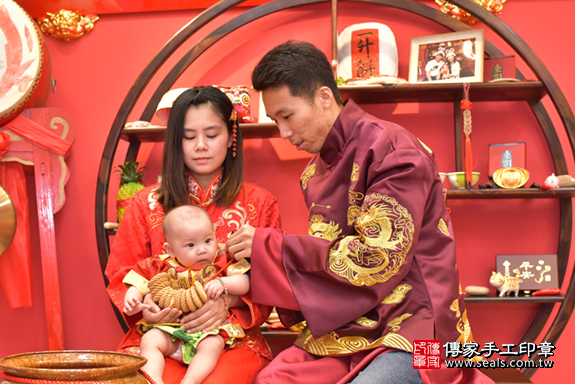 台中市北區楓寶寶古禮收涎祝福活動:為寶寶戴上收涎餅乾。照片5