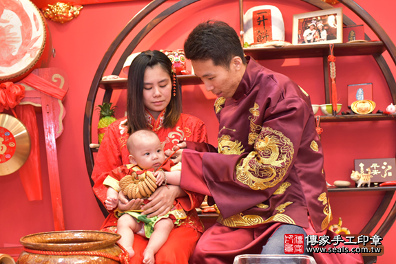 台中市北區楓寶寶古禮收涎祝福活動:為寶寶戴上收涎餅乾。照片6