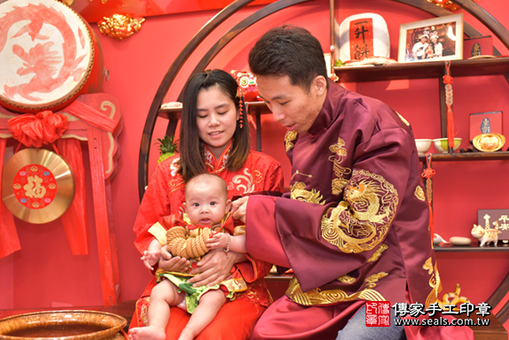 台中市北區楓寶寶古禮收涎祝福活動:為寶寶戴上收涎餅乾。照片7