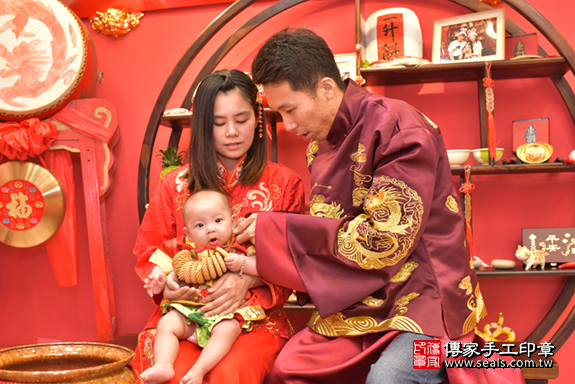 台中市北區楓寶寶古禮收涎祝福活動:為寶寶戴上收涎餅乾。照片8