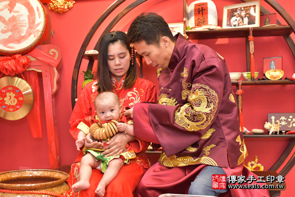 台中市北區楓寶寶古禮收涎祝福活動:為寶寶戴上收涎餅乾。照片9