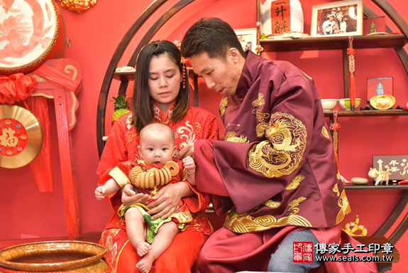 台中市北區楓寶寶古禮收涎祝福活動:為寶寶戴上收涎餅乾。照片10