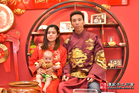 台中市北區楓寶寶古禮收涎祝福活動:為寶寶戴上收涎餅乾。照片11