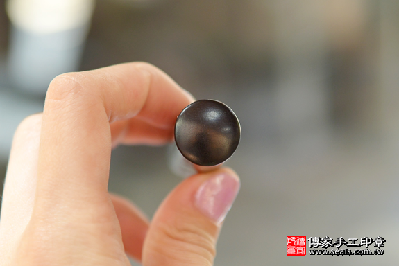 電腦刻印印章：黑檀木開運印章實際成品、印章作品分享、黑檀木印章材質介紹。（銀行印鑑，一圓一方），傳家印章台中店。2020.06.194276.png