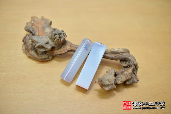 全手工噴砂印章：天然土耳其藍玉髓臍髮章實際成品、印章作品分享、天然土耳其藍玉髓印章材質介紹。（臍帶印章、肚臍章、肚臍印章，一圓一方），傳家手工印章台中店。2020.06.2418360.png