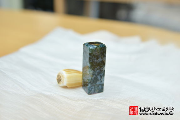 半手工噴砂印章:水草玉臍帶章實際成品、印章作品分享、水草玉印章材質介紹。(臍帶印章、肚臍章、肚臍印章,一圓一方),傳家手工印章台中店。2020.06.2593.png 半手工噴砂印章:水草玉臍帶章實際成品、印章作品分享、水草玉印章材質介紹。(臍帶印章、肚臍章、肚臍印章,一圓一方),傳家手工印章台中店。2020.06.2593.png
