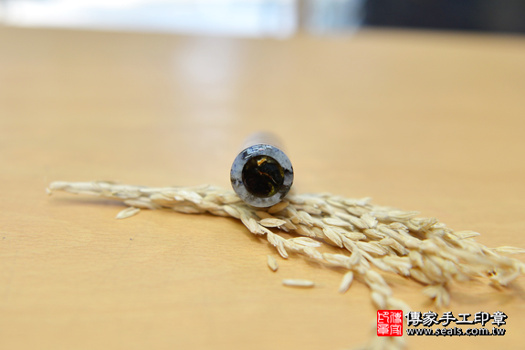半手工噴砂印章:智利青金石臍帶章實際成品、印章作品分享、智利青金石印章材質介紹。(臍帶印章、肚臍章、肚臍印章,一圓一方),傳家手工印章台中店。2020.06.2758032.png 半手工噴砂印章:智利青金石臍帶章實際成品、印章作品分享、智利青金石印章材質介紹。(臍帶印章、肚臍章、肚臍印章,一圓一方),傳家手工印章台中店。2020.06.2758032.png