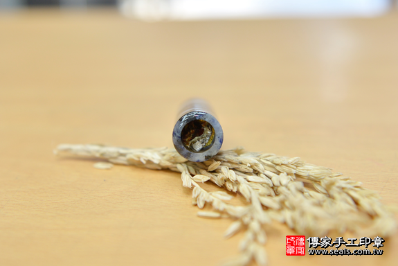 半手工噴砂印章:智利青金石臍帶章實際成品、印章作品分享、智利青金石印章材質介紹。(臍帶印章、肚臍章、肚臍印章,一圓一方),傳家手工印章台中店。2020.06.271828.png 半手工噴砂印章:智利青金石臍帶章實際成品、印章作品分享、智利青金石印章材質介紹。(臍帶印章、肚臍章、肚臍印章,一圓一方),傳家手工印章台中店。2020.06.271828.png