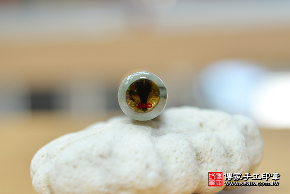 半手工噴砂印章：綠髮彩玉臍帶章實際成品、印章作品分享、綠髮彩玉印章材質介紹。（臍帶印章、肚臍章、肚臍印章，一圓一方），傳家手工印章台中店。2020.06.30照片2930.png