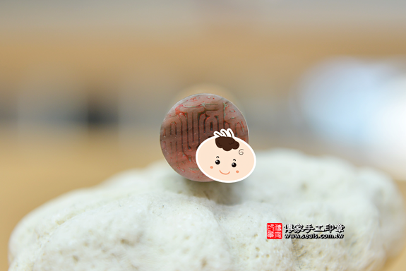 半手工噴砂印章：綠髮彩玉臍帶章實際成品、印章作品分享、綠髮彩玉印章材質介紹。（臍帶印章、肚臍章、肚臍印章，一圓一方），傳家手工印章台中店。2020.06.30照片247.png