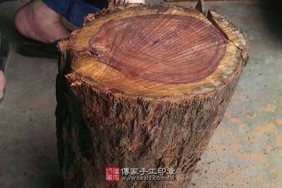 半手工刻印印章：玫瑰紅檀木臍帶章實際成品、印章作品分享、玫瑰紅檀木印章材質介紹。（臍帶印章、肚臍章、肚臍印章，胎毛印章，一圓一方）傳家手工印章新竹店2020.06.27