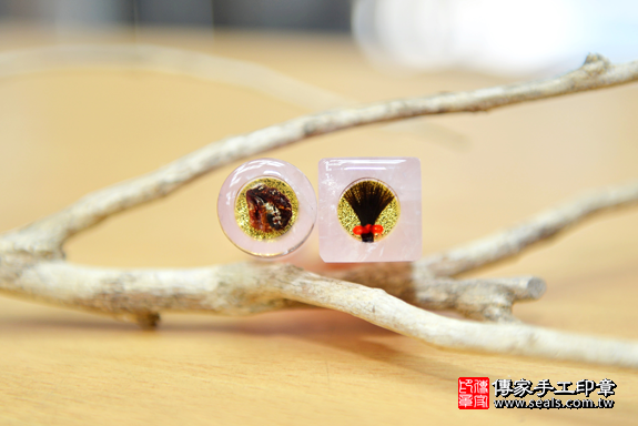 全手工噴砂印章：冰種粉晶臍帶章實際成品、印章作品分享、冰種粉晶印章材質介紹。（臍帶印章、肚臍章、肚臍印章，一圓一方），傳家手工印章台中店。2020.07.01照片5