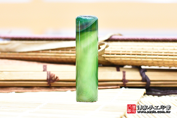 全手工噴砂印章:綠瑪瑙臍帶章實際成品、印章作品分享、綠瑪瑙印章材質介紹。(臍帶印章、肚臍章、肚臍印章,胎毛印章,一圓一方)傳家手工印章桃園店。2021.01.04 全手工噴砂印章:綠瑪瑙臍帶章實際成品、印章作品分享、綠瑪瑙印章材質介紹。(臍帶印章、肚臍章、肚臍印章,胎毛印章,一圓一方)傳家手工印章桃園店。2021.01.04