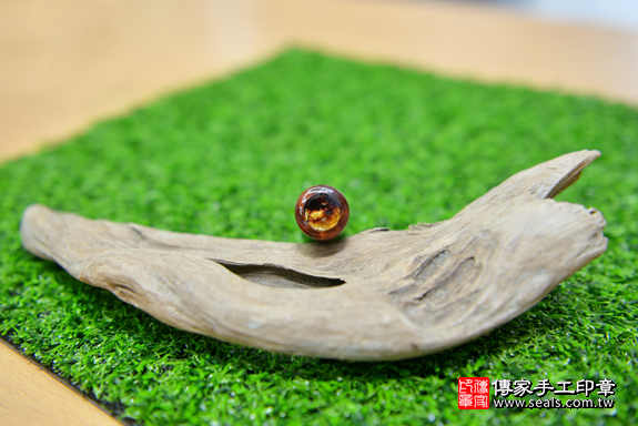 電腦刻印印章:紅紫檀木雷圖款臍帶印章實際成品、印章作品分享、紅紫檀木印章材質介紹。(臍帶印章、肚臍章、肚臍印章,一圓一方),傳家印章台中店。2020.07.07照片5242.png 電腦刻印印章:紅紫檀木雷圖款臍帶印章實際成品、印章作品分享、紅紫檀木印章材質介紹。(臍帶印章、肚臍章、肚臍印章,一圓一方),傳家印章台中店。2020.07.07照片5242.png