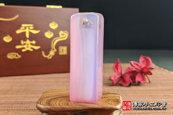 半手工噴砂印章：粉紅瑪瑙臍帶章實際成品、印章作品分享、粉紅瑪瑙印章材質介紹。（臍帶印章、肚臍章、肚臍印章，一圓一方）傳家手工印章高雄店。2020.07.26，照片1