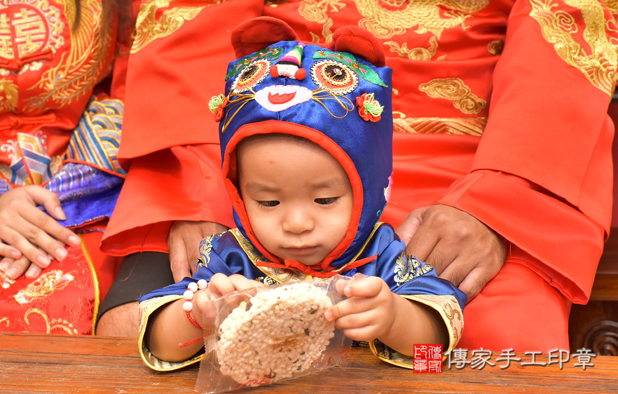 北區許寶寶古禮抓周：抓周儀式【吃米香】。照片1