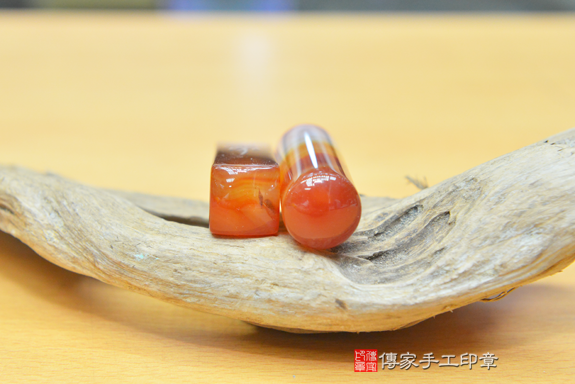 全手工噴砂印章:染色紅瑪瑙臍帶胎毛章實際成品、印章作品分享、染色紅瑪瑙印章材質介紹。(臍帶印章、肚臍章、肚臍印章,胎毛印章,一圓一方)傳家手工印章台中店2020.10.30照片4337655647.png