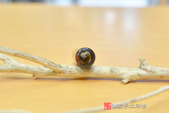 半手工噴砂印章:紅黑曜石臍帶章實際成品、印章作品分享、紅黑曜石印章材質介紹。(臍帶印章、肚臍章、肚臍印章,胎毛印章,一圓一方)傳家手工印章台中店2020.11.03照片12264562718.png