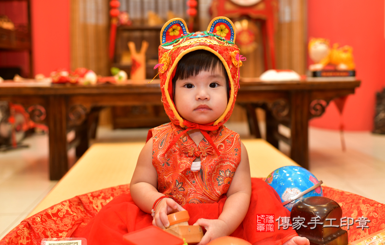 鳳山區姜寶寶古禮抓周：滿週歲趨吉避凶的吉祥衣服穿戴。照片3