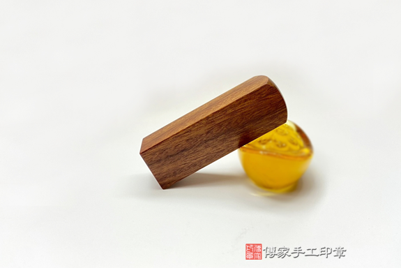 全手工篆刻印章:紅紫檀木開運印章實際成品、印章作品分享、紅紫檀木印章材質介紹。(銀行印鑑,一圓一方)傳家手工印章台中店。2020.11.13照片46246254287.png