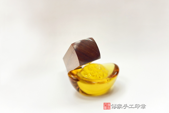 全手工篆刻印章:紅紫檀木開運印章實際成品、印章作品分享、紅紫檀木印章材質介紹。(銀行印鑑,一圓一方)傳家手工印章台中店。2020.11.13照片46246774773.png