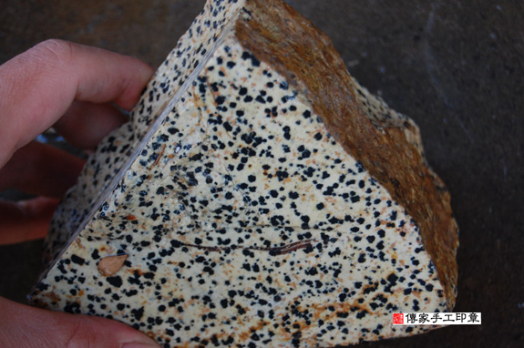 半手工噴砂印章:花豹石開運印章實際成品、印章作品分享、花豹石印章材質介紹。(銀行印鑑,一圓一方),傳家印章台中店。2020.11.25照片046136290316.jpg